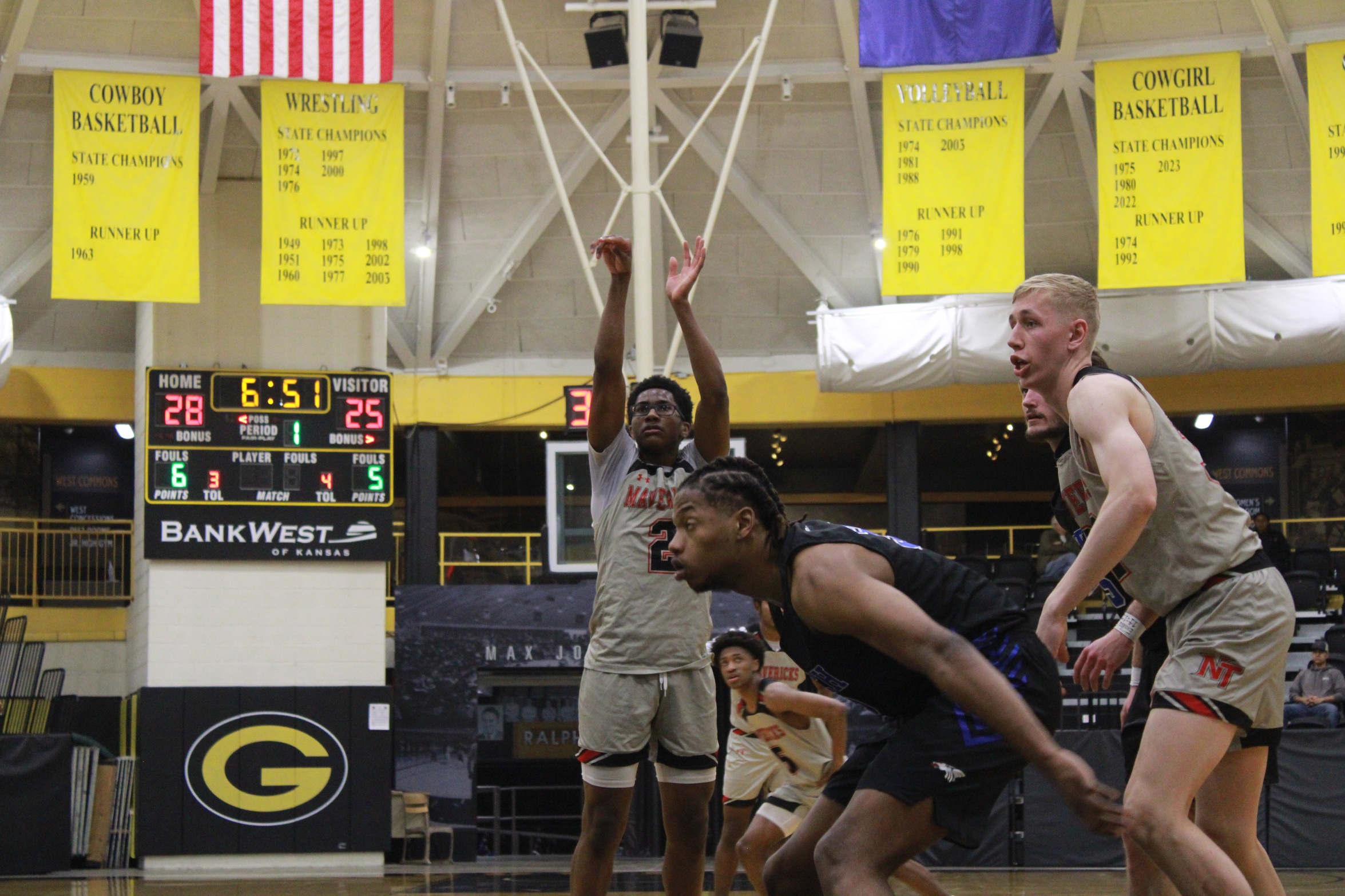 Men's Basketball Fall to #15 Hutchinson Community College